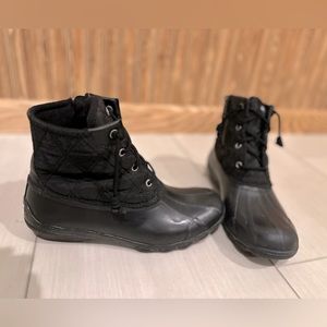 Women’s black Sperry size 9.5 saltwater boot. Good used condition.